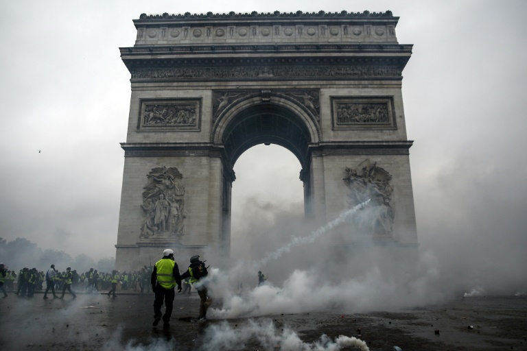 Manifestaciones en París, golpean al turismo y el comercio antes de Navidad