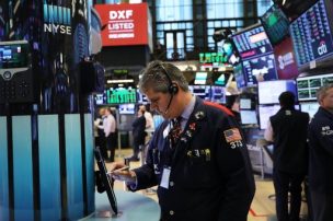 Wall Street abre en baja previo a Navidad y tras su peor caída en años