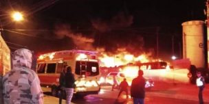 Violento incendio consume 21 microbuses en garita de Valparaíso