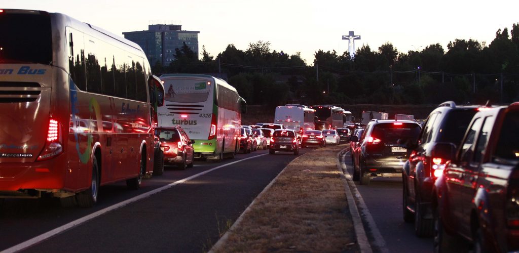 Fiestas Patrias: Más de 390 mil autos saldrían de la Región Metropolitana