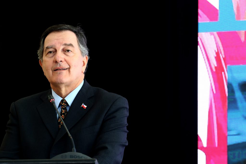 Canciller Ampuero llama a repudiar a Maduro “de todas las formas posibles”