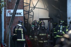 Incendio destruye dos locales comerciales en el centro de Concepción