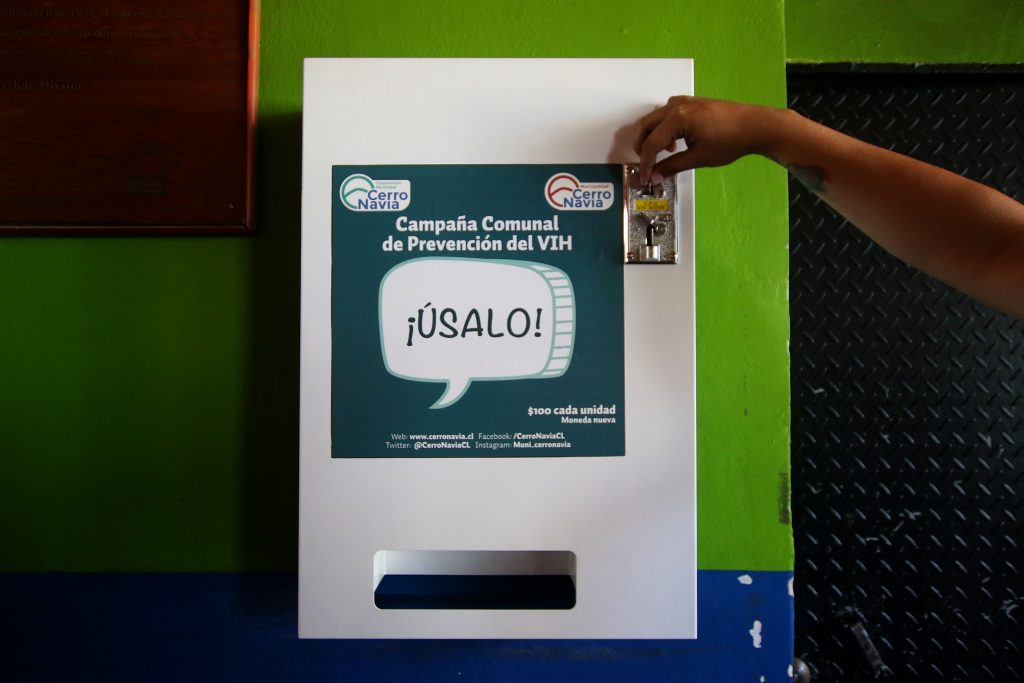 Cerro Navia instala dispensador de condones en Gimnasio Municipal