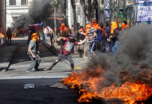 Trabajadores portuarios encendieron barricadas en Valparaíso