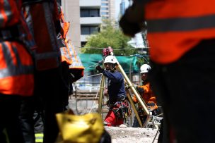 Rescatan a trabajador que cayó a un pozo de 17 metros de profundidad