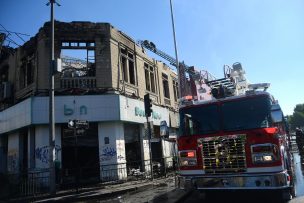 Unidad de Bomberos colisionó con vehículo particular en Santiago