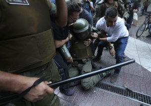 Violento ataque a carabinero durante marcha por la muerte de Camilo Catrillanca en Santiago