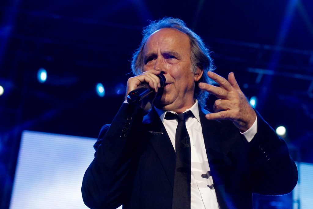 Serrat interrumpe concierto para contestarle a un espectador: “Siempre alguien viene despistado”