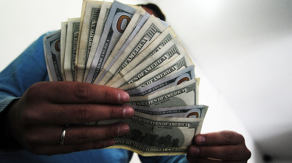 El precio del dólar volvió a caer y cerró la semana por debajo de los $760