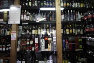 Botillería en Curicó ofrece cambiar basura por licor