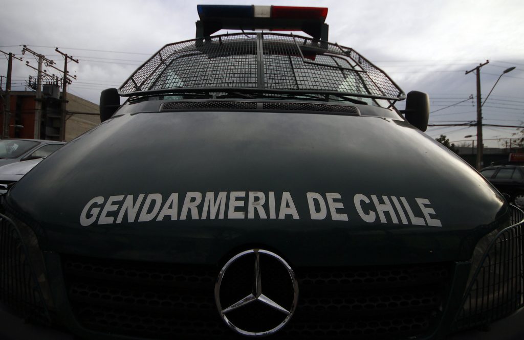 Funcionarios de Gendarmería se encadenan al INDH: “Están criminalizando la función penitenciaria”