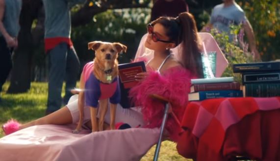Ariana Grande imita a icónicas películas de los 2000 y causa furor