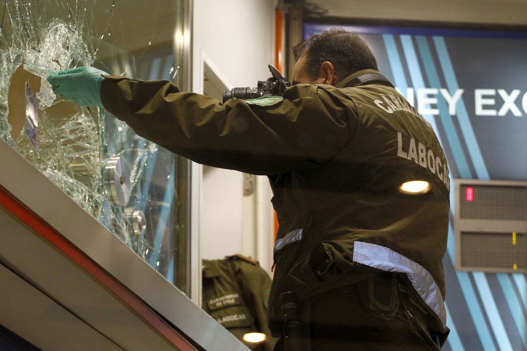 Violento asalto en mall Parque Arauco: Con combos y “miguelitos” atacaron relojería