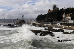 Viña del Mar: Cierran avenida Perú por olas de más de dos metros