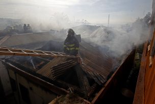 38 damnificados están albergados en Puente Alto tras voraz incendio