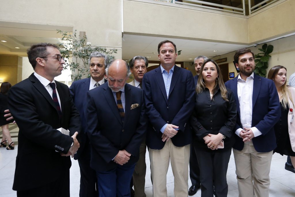 Bancada DC acusa al gobierno de aliarse con “visiones de ultraderecha” de Trump