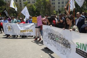 Trabajadores públicos protestan frente a La Moneda por nuevos despidos