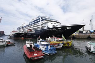 Recala crucero en Valparaíso en medio de dura jornada de protesta