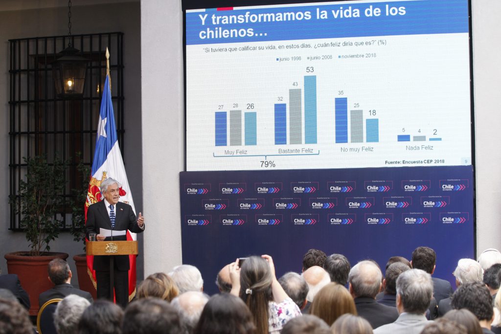 Presidente destaca mayor dinamismo de la economía en seminario en La Moneda