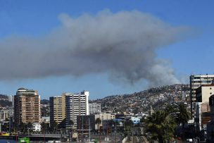 Mantienen alerta roja para incendio forestal en Valparaíso, sector Loma Negra