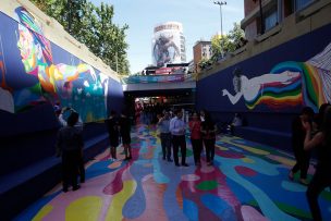 Inauguran colorido paso bajo nivel peatonal en el centro de Santiago