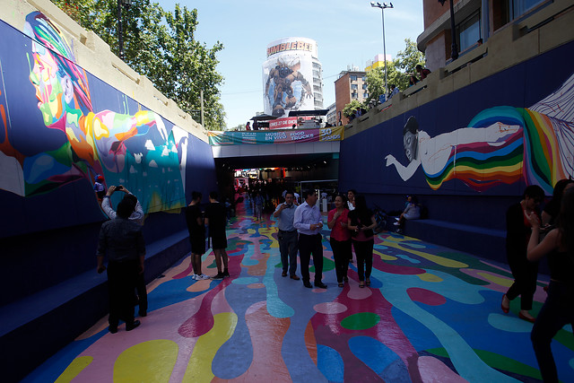 Inauguran colorido paso bajo nivel peatonal en el centro de Santiago