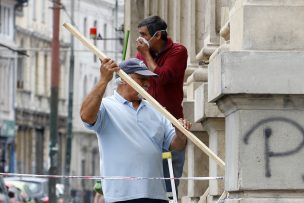 Portuarios ayudan a municipio a limpiar Valparaíso tras el paro