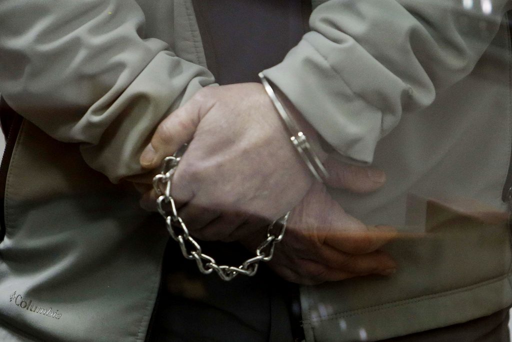 En prisión preventiva excarabinero formalizado por cohecho, tráfico y estafas