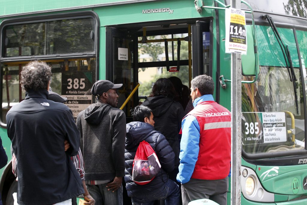 Trasporte público de Santiago adelanta hora punta y anuncia desvíos en Año Nuevo
