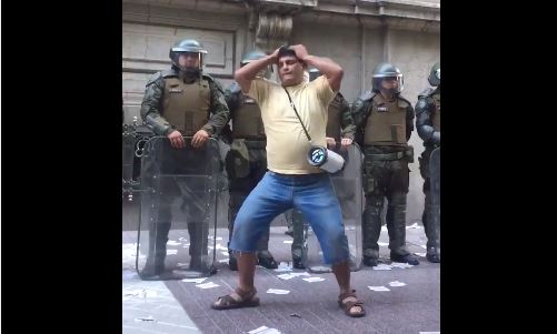 Sujeto bailó “hasta abajo” con carabineros, pero no prendieron con su ritmo