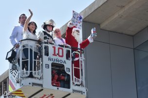 Viejito pascuero sorprendió sobre escalera telescópica a los niños del hospital de la florida