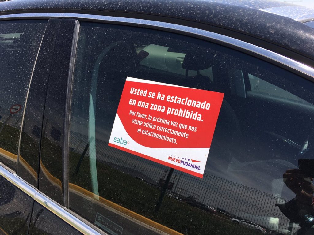Aeropuerto está castigando a los autos que se estacionan mal con “difícil” adhesivo