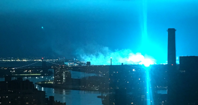 VIDEO | Explosión iluminó por completo el cielo nocturno de Nueva York
