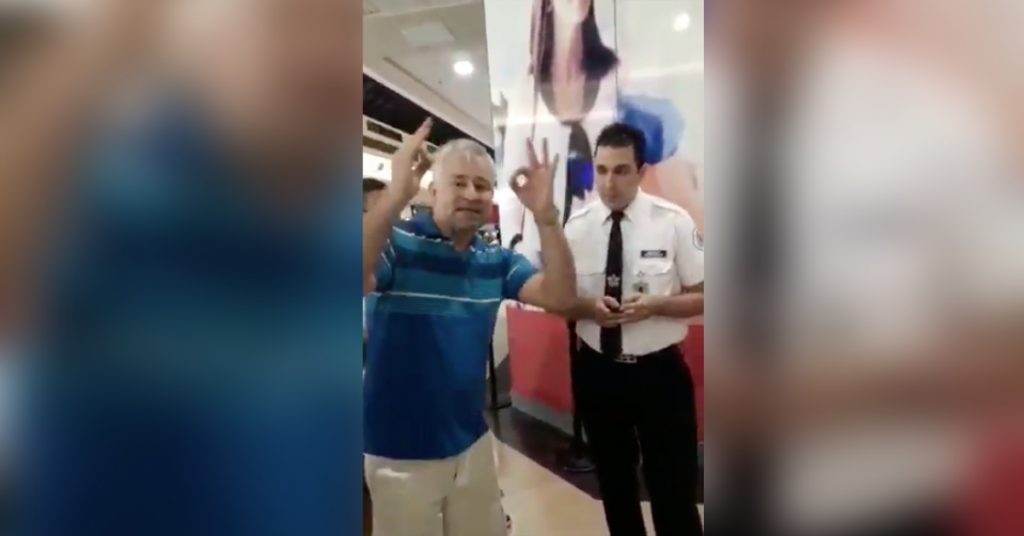 Hombre pierde el control en centro comercial y le grita al personal. Todo fue culpa de “Papá Noél”