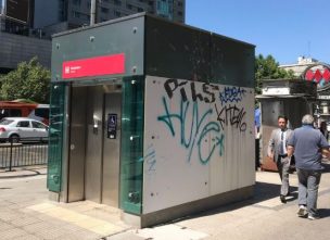 No duró nada: nuevo ascensor del Metro de la estación Santa Lucía ya está todo rayado