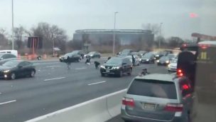 Billetes vuelan en una autopista y todos bajan de sus autos a recogerlos