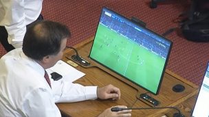 Diputado se dedicó a ver fútbol en medio de la interpelación al ministro Chadwick