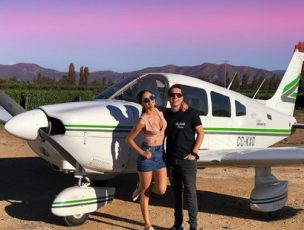 Al puro estilo de las “50 Sombras de Grey”, Karol Lucero viajó en avión junto a su “amiga”