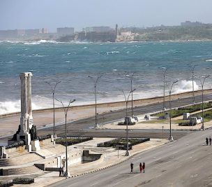 Fuerte oleaje ocasiona inundaciones en zonas costeras de La Habana