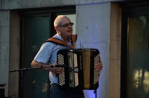 Ordenanza de Santiago quiere sacar a los músicos callejeros de las terrazas de los restaurantes