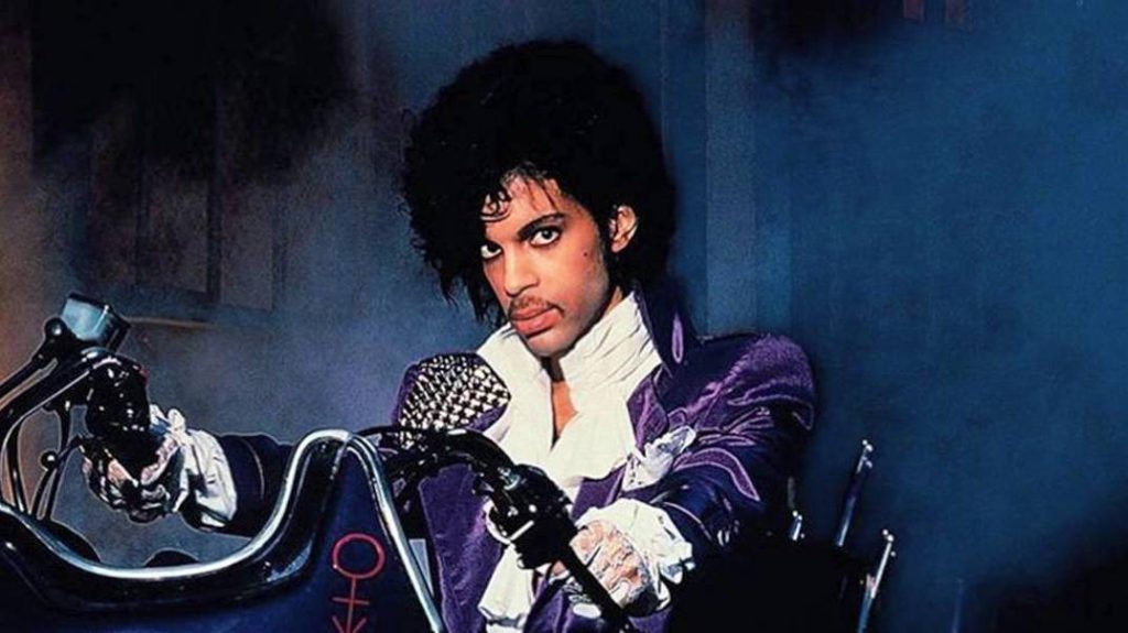 Universal planea una película inspirada en las canciones de Prince