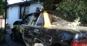 Fatal accidente en vísperas de navidad: taxista atropella a hombre que esperaba micro y choca con casa en Recoleta