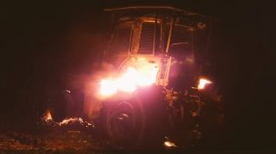 Ataque incendiario en Arauco: queman un tractor y una excavadora en el predio Los Ríos