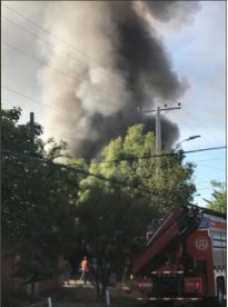 Bomberos trabaja para controlar incendio en una fábrica de Macul