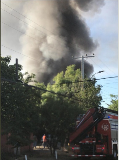 Bomberos trabaja para controlar incendio en una fábrica de Macul