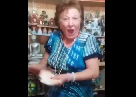 “Auxilio, me desmayo”: El hilarante mensaje de Año Nuevo de Yolanda Sultana