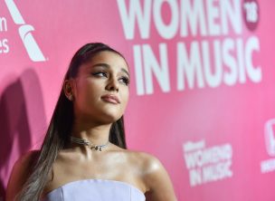 Ariana Grande se hace un tatuaje japonés con una falta de ortografía