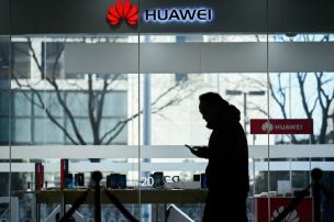 Huawei sanciona a dos empleados por utilizar iPhones