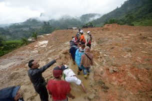 Al menos 15 muertos en deslizamiento de terreno en Indonesia