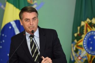 Bolsonaro cumple promesa de campaña: flexibiliza porte de armas de fuego en Brasil